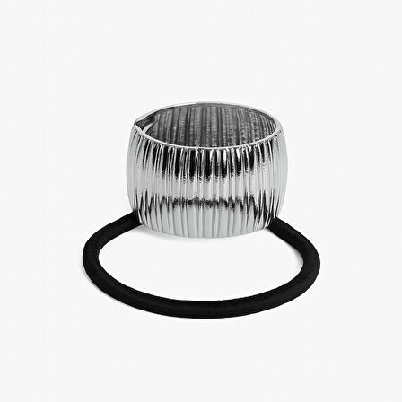 Parlak Gümüş Renk Metal Detaylı Modern Lastik Saç Tokası – Elastik ve Şık Toka Modeli