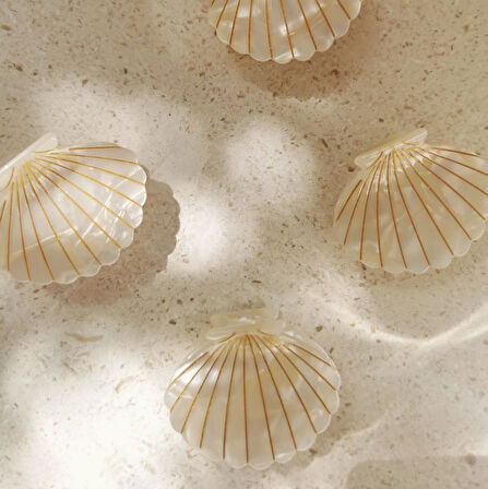 Deniz Kabuğu Figürlü İnci Beyazı Saç Tokası – 6 cm