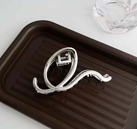 Gümüş Renk Asimetrik Spiral Metal Mandal Saç Tokası 10 cm – Şık ve Dayanıklı