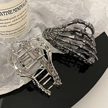 İskelet El Tasarımlı Metal Mandal Saç Tokası Siyah Renk 9 cm – Rock & Gotik Stil Şık Aksesuar