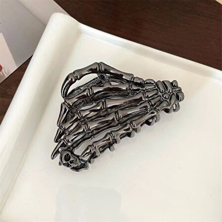 İskelet El Tasarımlı Metal Mandal Saç Tokası Siyah Renk 9 cm – Rock & Gotik Stil Şık Aksesuar