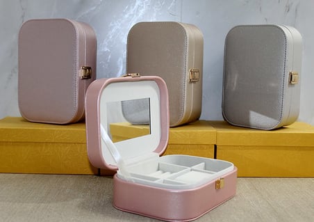 Özel Seri Hediyelik Eşya Kullanışlı Kutu Düzenleyici Deri Kaplamalı Makyaj Ve Takı