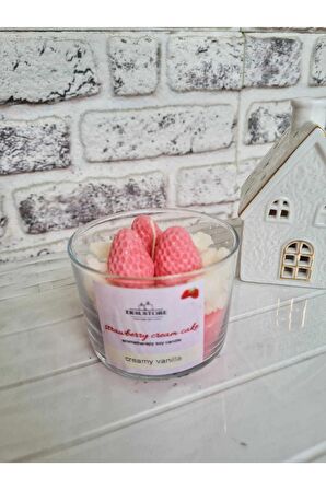 Candles Strawberry Cupcake Çilekli Mum Vanilya Amber Kokulu Hediyelik Dekoratif Soya Mum
