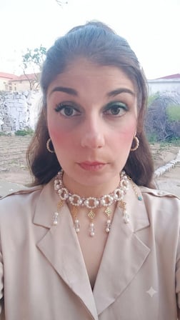 Stilinizde çarpıcı bir kontrast ve masalsı bir dokunuş yaratmak için siyah ve beyaz boncuklu deniz kızı konseptli choker kolye mükemmel bir seçimdir. Klasik inci zarafetini, modern siyah boncukların asilliğiyle birleştiren bu tasarım, göz alıcı detay