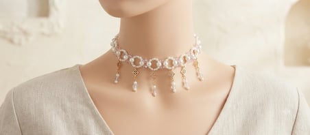 Stilinizde çarpıcı bir kontrast ve masalsı bir dokunuş yaratmak için siyah ve beyaz boncuklu deniz kızı konseptli choker kolye mükemmel bir seçimdir. Klasik inci zarafetini, modern siyah boncukların asilliğiyle birleştiren bu tasarım, göz alıcı detay