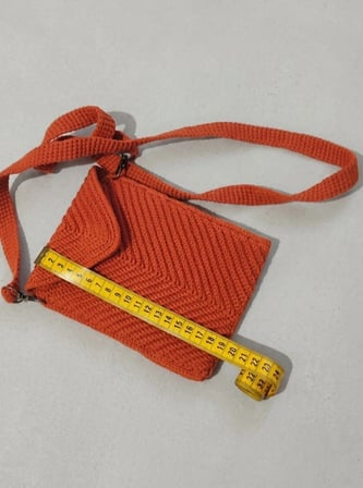 Bohem Tarz El Emeği Örgü Telefon Çantası & Renkli ✨ Örgü Telefon Çantası Özellikleri: Özgün Tasarım: V kesim geometrik örgü deseniyle modern ve şık bir görünüm sunar. Fonksiyonel Kullanım: Telefonunuzu, kartlarınızı ve gBoncuklu Saç Bandanası İkilisi