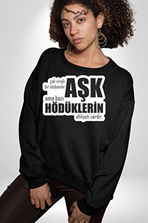 Çok Virajlı Bir Otabandır Aşk, Ama Bazı Hödüklerin Ehliyeti Vardır Yazılı Kadın Erkek Siyah Sweatshirt 