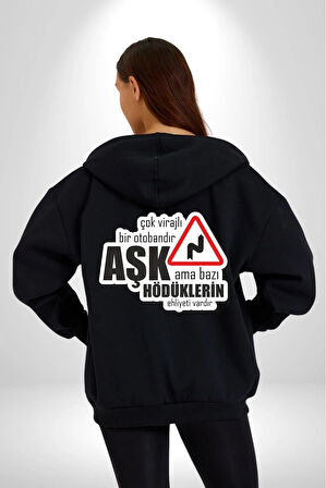Çok Virajlı Bir Otabandır Aşk, Ama Bazı Hödüklerin Ehliyeti Vardır Yazılı Kadın Erkek Siyah Kapüşonlu Fermuarlı Baskılı Hırka Sweatshirt