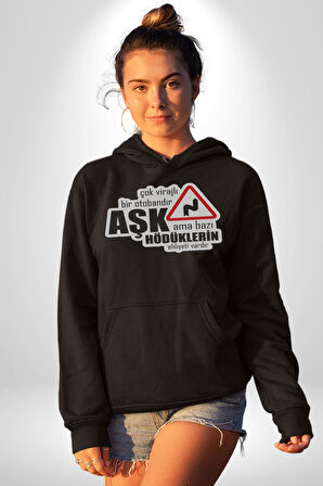 Çok Virajlı Bir Otabandır Aşk, Ama Bazı Hödüklerin Ehliyeti Vardır Yazılı Kadın Erkek  Siyah Kapüşonlu Sweatshirt Hoodie