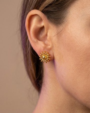 Çiçekli Vidalı Çiçek Papatya Altın Çivili Küpe 22 Ayar 2.90 Gram Kadın Hediye