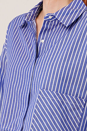 Crop Model Cepli Ve Çizgili Mavi Gömlek