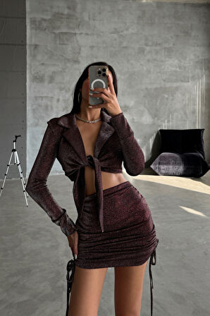 SİMLİ KUMAŞ BAĞLAMA DETAYLI CROP BLUZ -  KISA BÜZGÜ DETAYLI ETEK - Bordo