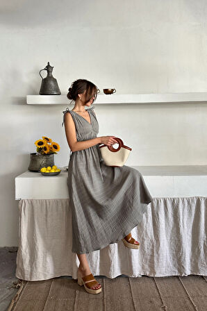 MÜSLİN ELBİSE OMUZ BÜZGÜ DETAYLI V YAKA KOLSUZ ELBİSE - Gri