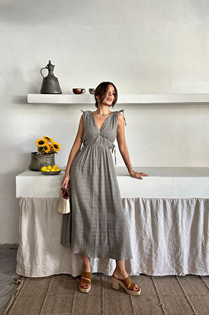 MÜSLİN ELBİSE OMUZ BÜZGÜ DETAYLI V YAKA KOLSUZ ELBİSE - Gri