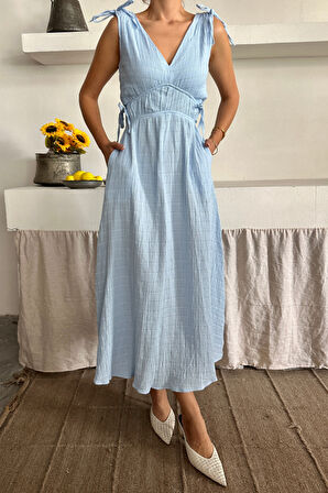 MÜSLİN ELBİSE OMUZ BÜZGÜ DETAYLI V YAKA KOLSUZ ELBİSE - Bebe Mavi