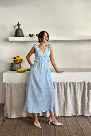 MÜSLİN ELBİSE OMUZ BÜZGÜ DETAYLI V YAKA KOLSUZ ELBİSE - Bebe Mavi