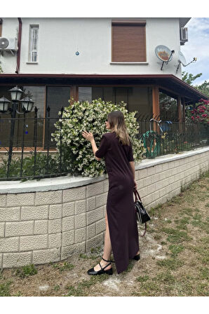 Kısa Kollu Uzun Yandan Yırtmaçlı Elbise - Kahverengi