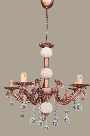 BEŞ KOLLU KRİSTAL TOP TAŞLI BAKIR KAPLAMALI KREM RENGİ ÇİNİLİ METAL AVİZE