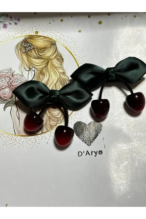 DD426 Yeşil Saten Kurdele Kırmızı Cam Kiraz Pötikare Ekose Taç Figürlü Saç Aksesuar Seti (2’li Set)