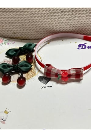 DD426 Yeşil Saten Kurdele Kırmızı Cam Kiraz Pötikare Ekose Taç Figürlü Saç Aksesuar Seti (2’li Set)