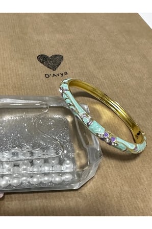 DD499 Vintage Yeşil Mor Çiçek Desenli Mineli Gold Kelepçe Bilezik