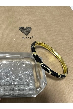 Siyah Gold Mineli Taşlı Çelik Kelepçe Bilezik – Vintage Desenli Kadın Bileklik DD500