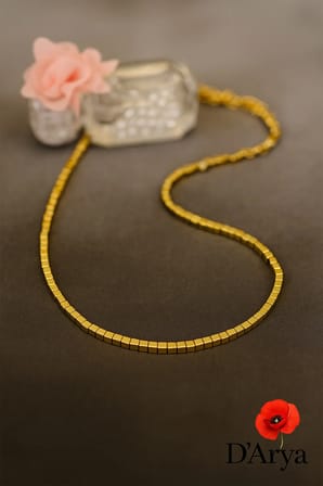 DD538 Gold Kare Boncuklu Mint Detaylı Kolye – Zarif ve Modern Tasarım