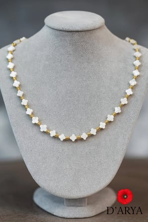 DD541 Beyaz Yonca Boncuklu Gold Detaylı Kolye