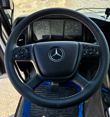 DİKİŞLİ DİREKSİYON KILIFI SİYAH DERİ GRİ DİKİŞLİ MERCEDES ACTROS İÇİN