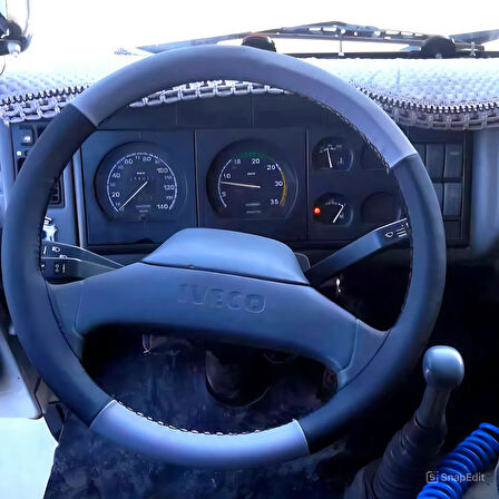 DİKİŞLİ DİREKSİYON KILIFI SİYAH / GRİ DERİ SİYAH DİKİŞLİ IVECO KAMYON 80-12 2006 KASA İÇİN