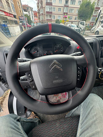 DİKİŞLİ DİREKSİYON KILIFI SİYAH DERİ KIRMIZI YÜZÜK KIRMIZI DİKİŞLİ FIAT DUCATO FOTODAKİ ARAÇ İÇİN