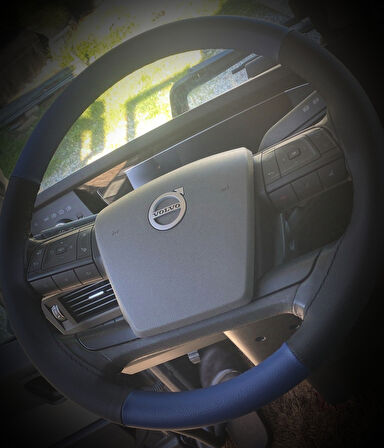 DİKİŞLİ DİREKSİYON KILIFI SİYAH DERİ MAVİ DERİ SİYAH DİKİŞLİ YENİ VOLVO TIR KAMYON İÇİN