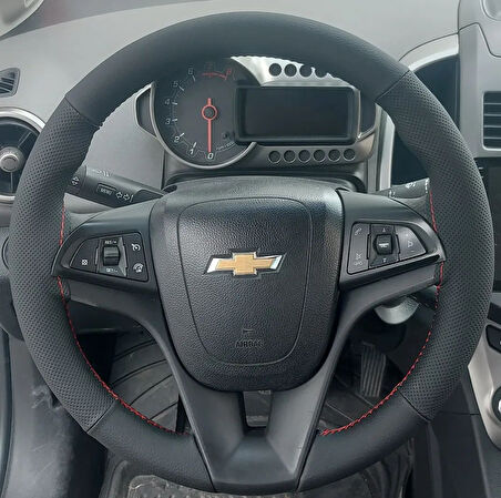 DİKİŞLİ DİREKSİYON KILIFI SİYAH DERİ NOKTALI DERİ KIRMIZI DİKİŞLİ CHEVROLET AVEO İÇİN