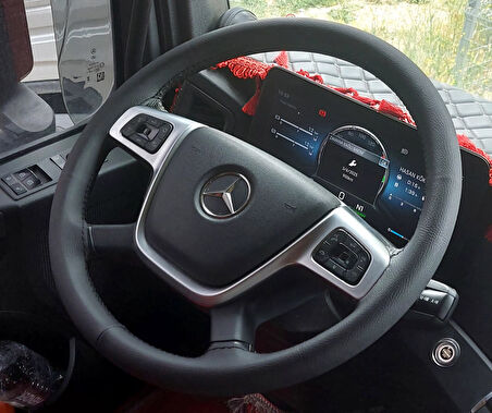 DİKİŞLİ DİREKSİYON KILIFI SİYAH DERİ SİYAH DİKİŞLİ MERCEDES ACTROS 1841 İÇİN (fotoğraftaki direksiyonlar)
