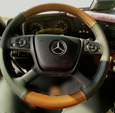 DİKİŞLİ DİREKSİYON KILIFI TABA DERİ SİYAH DERİ SİYAH DİKİŞLİ MERCEDES AROCS 4148 İÇİN