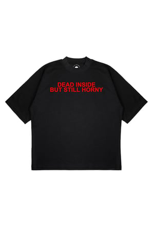 Unisex Oversize DEAD INSIDE BUT STILL HORNY Baskılı T-shirt