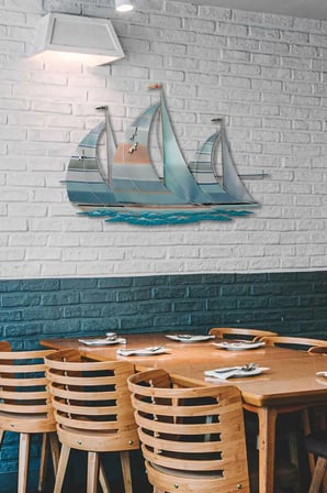 Minimalist Yelkenli Metal Tablo – Deniz ve Dalga Temalı Renkli Duvar Dekoru 90x60 cm