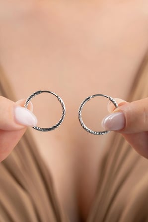 925 Ayar Gümüş Burgu Desenli Halka Küpe | Dokulu Gümüş Kadın Küpe | Şık Minimal Günlük Halka Küpe