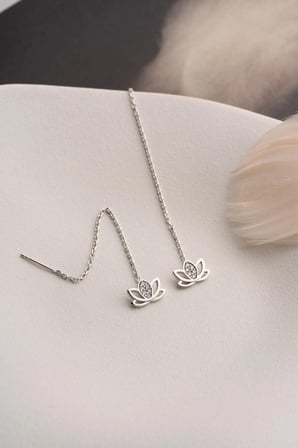925 Ayar Gümüş Lotus Çiçeği Zincir Geçmeli Küpe | Zirkon Taşlı Sallantılı Kadın Küpe | Minimal Şık Gümüş Küpe
