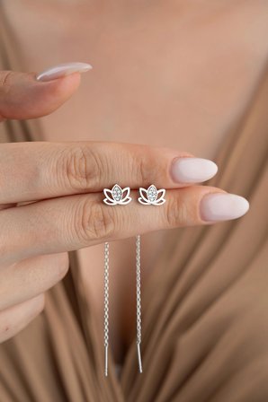925 Ayar Gümüş Lotus Çiçeği Zincir Geçmeli Küpe | Zirkon Taşlı Sallantılı Kadın Küpe | Minimal Şık Gümüş Küpe
