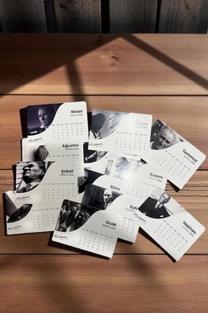 2026 Atatürk Masa Takvimi 16x11 cm Atatürk Fotoğraflı Ahşap Standlı Masaüstü Takvim