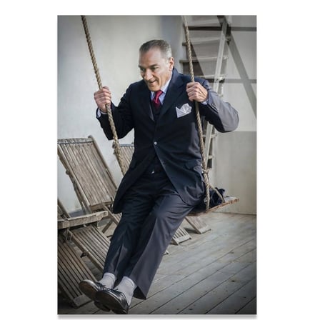 Atatürk Salıncakta Cam Tablo 35x50 cm