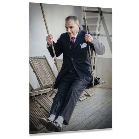 Atatürk Salıncakta Cam Tablo 35x50 cm