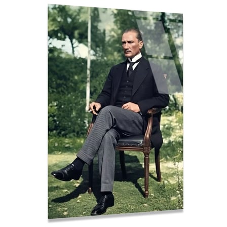 Atatürk Bahçede Portre Cam Tablo 35x50 cm
