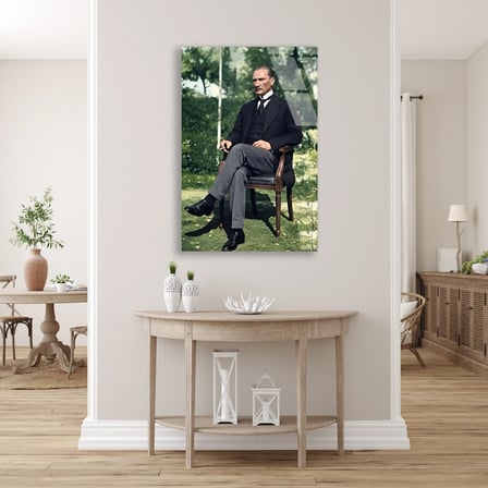 Atatürk Bahçede Portre Cam Tablo 35x50 cm