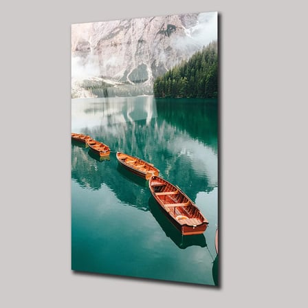Sıralı Kayıklar ve Karlı Doğa Manzarası Cam Tablo 35x50 cm