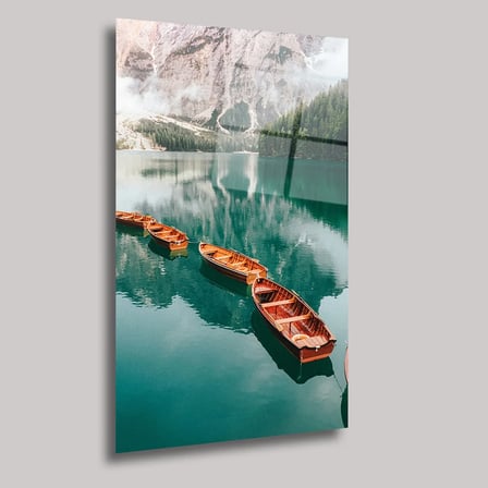 Sıralı Kayıklar ve Karlı Doğa Manzarası Cam Tablo 35x50 cm
