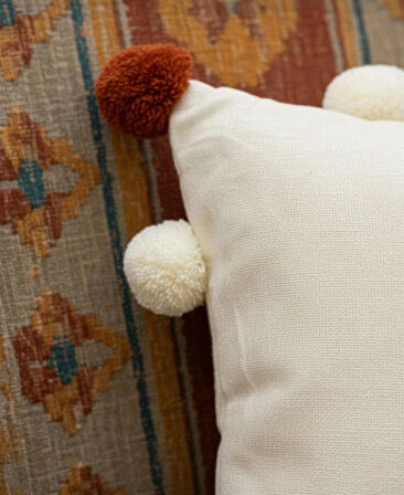 Renkli ponponlu kırlent kılıfı