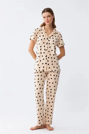 Kadın Krem Rengi Kalp Desenli Önden Düğmeli Pijama Takımı