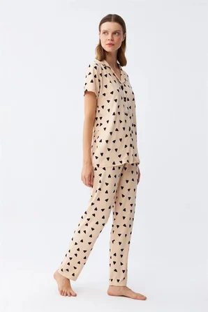 Kadın Krem Rengi Kalp Desenli Önden Düğmeli Pijama Takımı